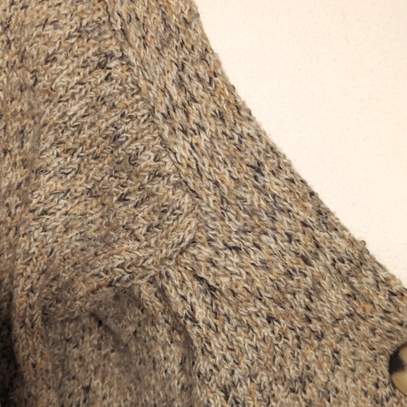 SO Sweater. 334 - Picture 2 of 6